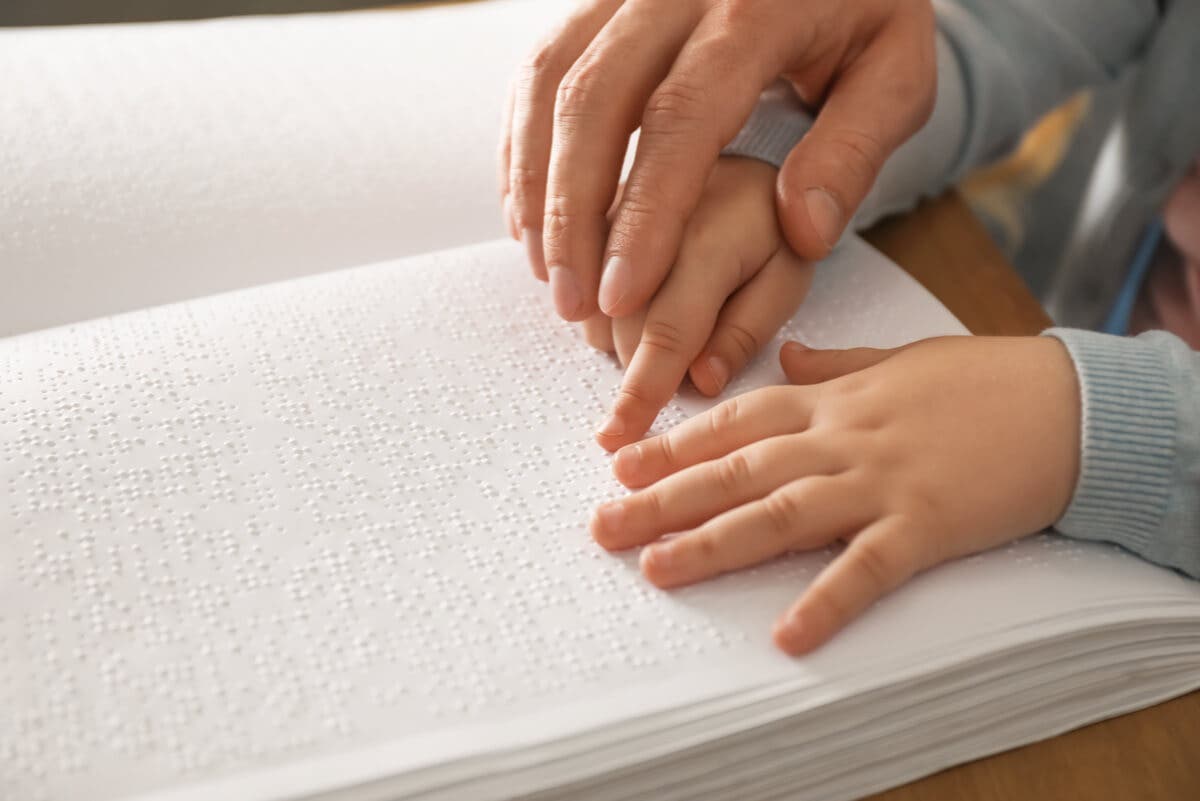 Lectura braille para niños invidentes.