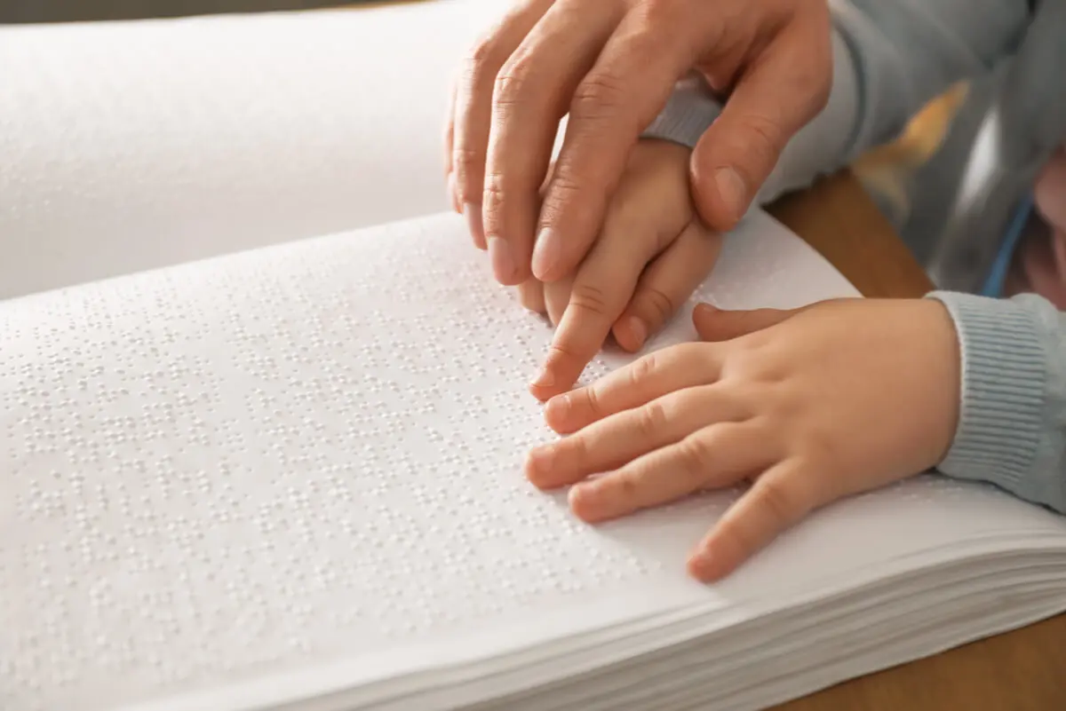 Lectura braille para niños invidentes.