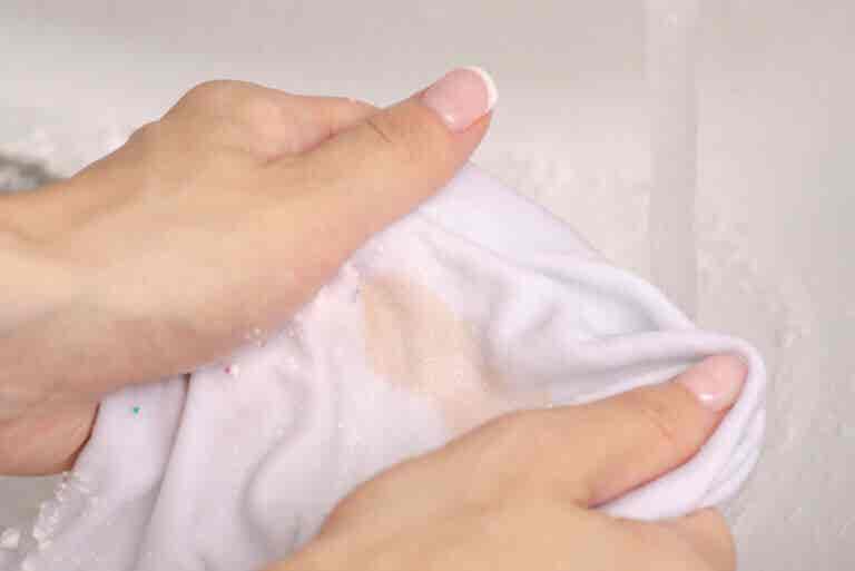 Cómo quitar las manchas de esmalte de uñas en la ropa
