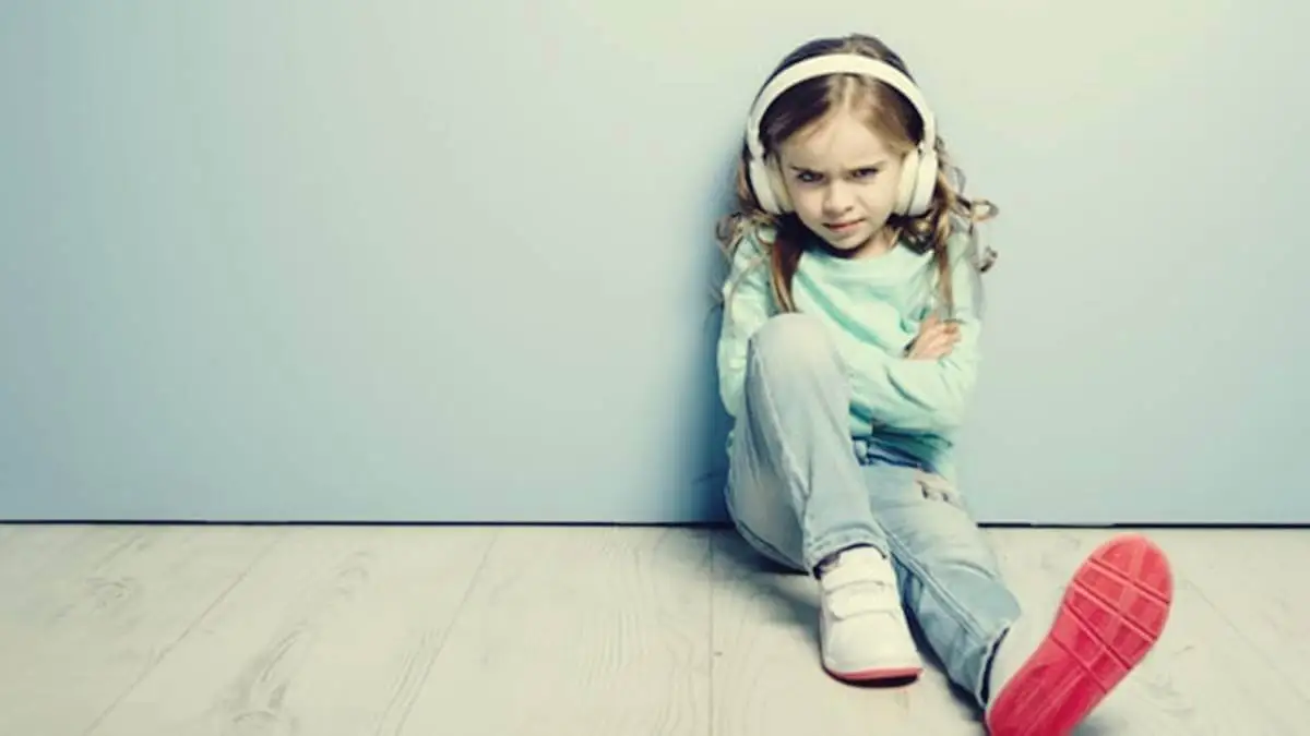 Niña con síndroma del emperador