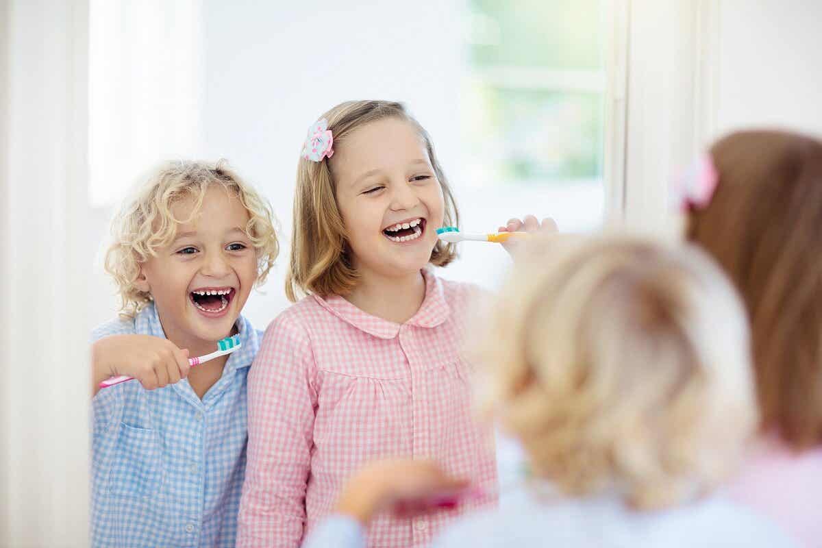 Kinderen poetsen hun tanden