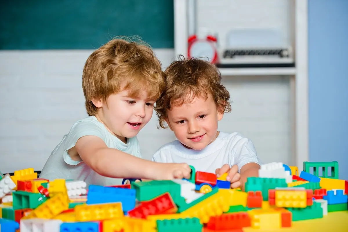 Niños aplicando la terapia del juego.