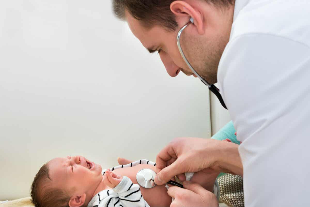 En baby med en lege.