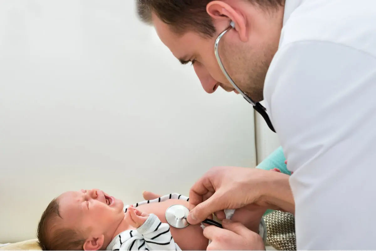 Consulta pediátrica de un bebé enfermo.