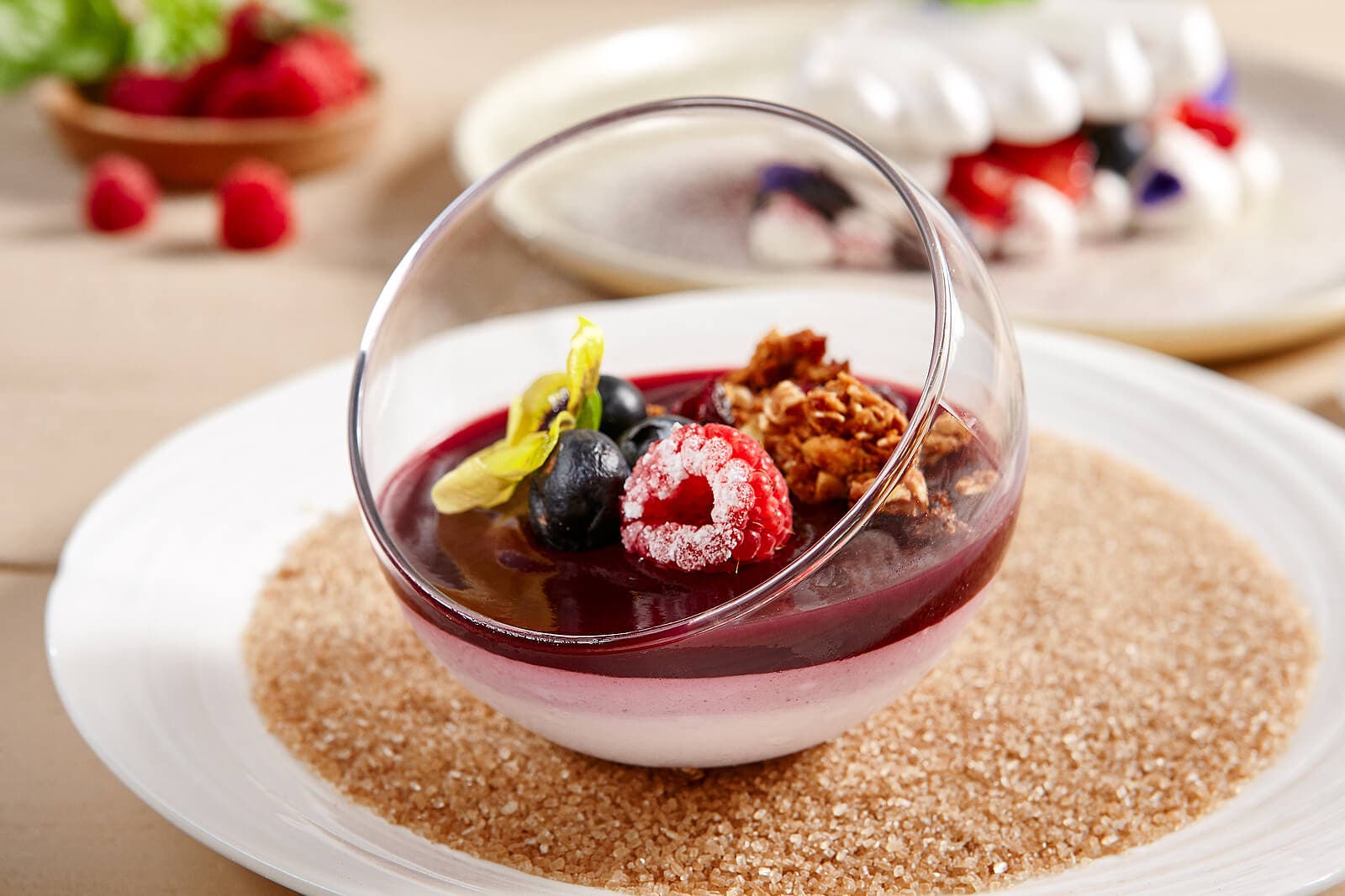 Dessert met rood fruit