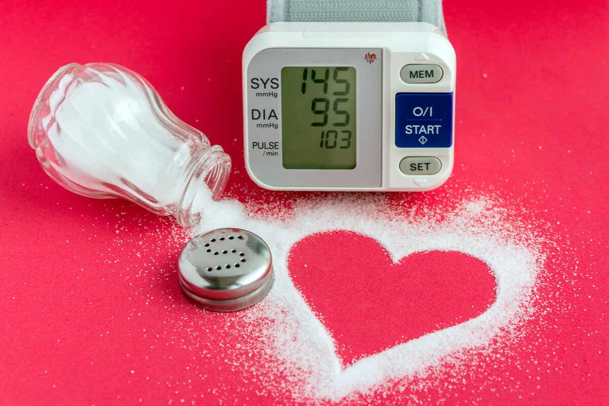 Optimale Flüssigkeitszufuhr - Salz und ein Blutdruckmessgerät