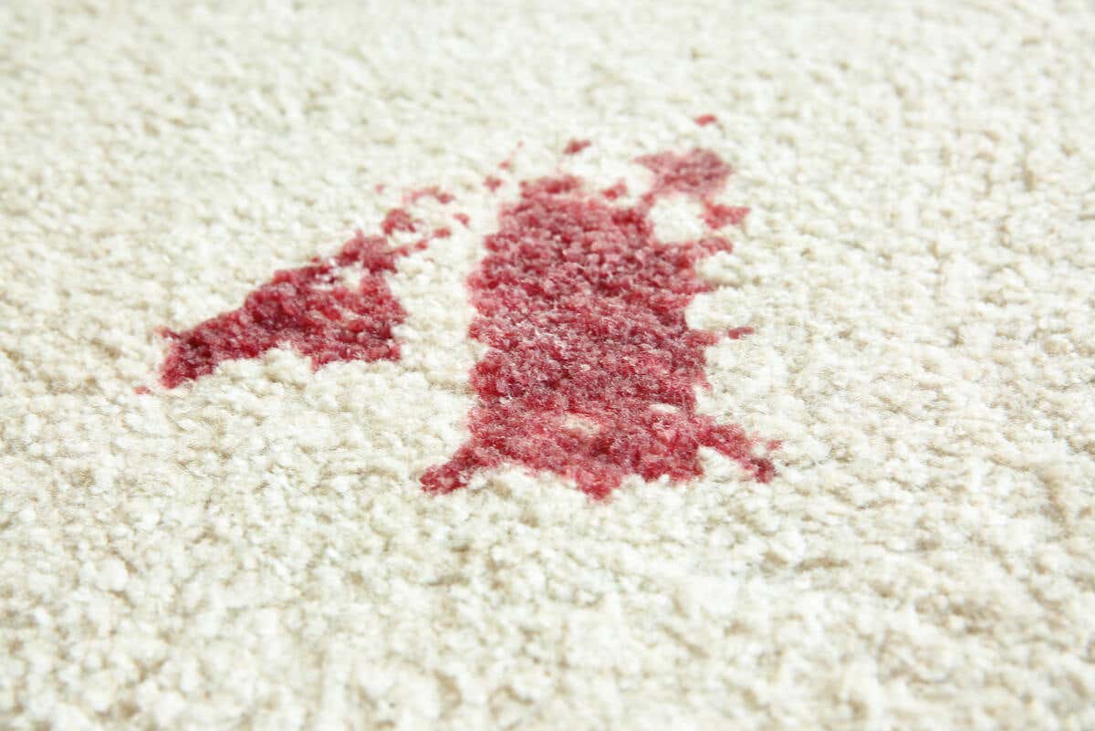 Mancha de sangre en alfombra.