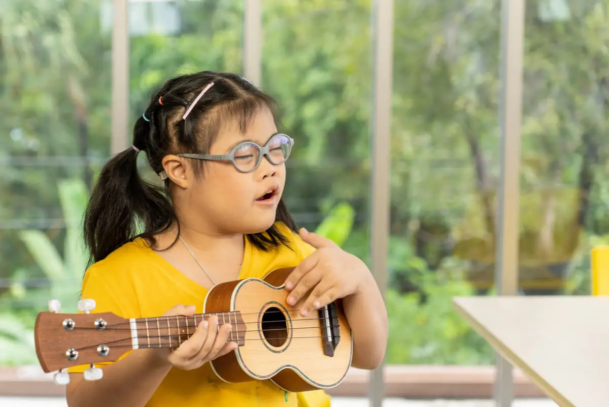 Niña con síndrome de Down en musicoterapia.