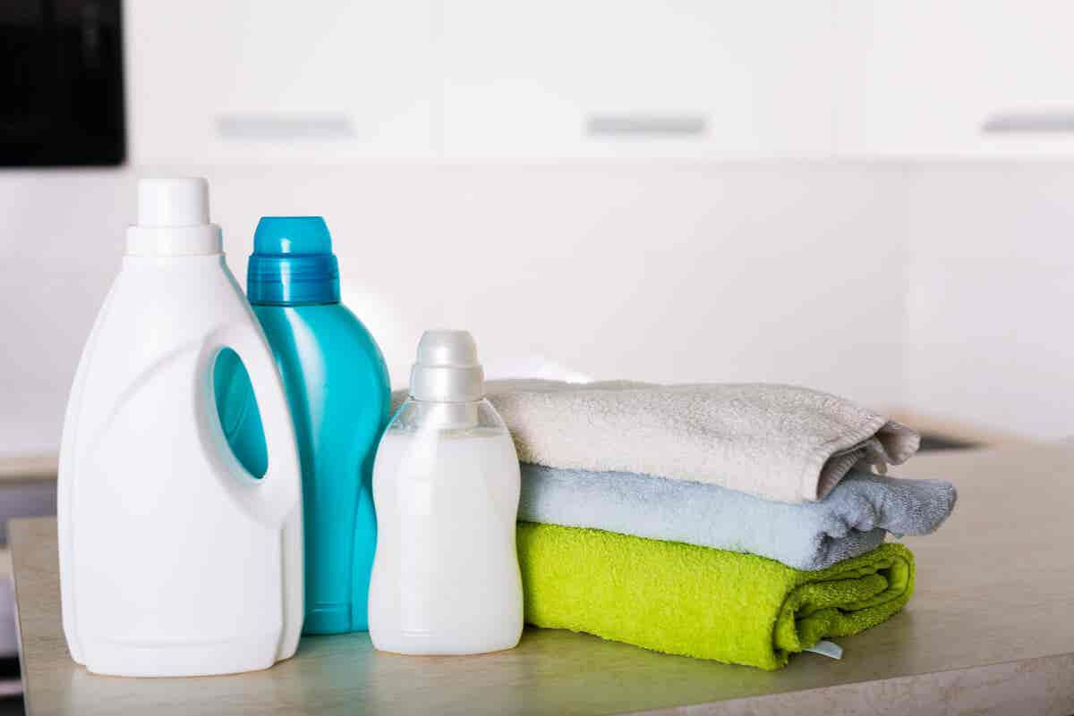 Productos de lavado junto a toallas.