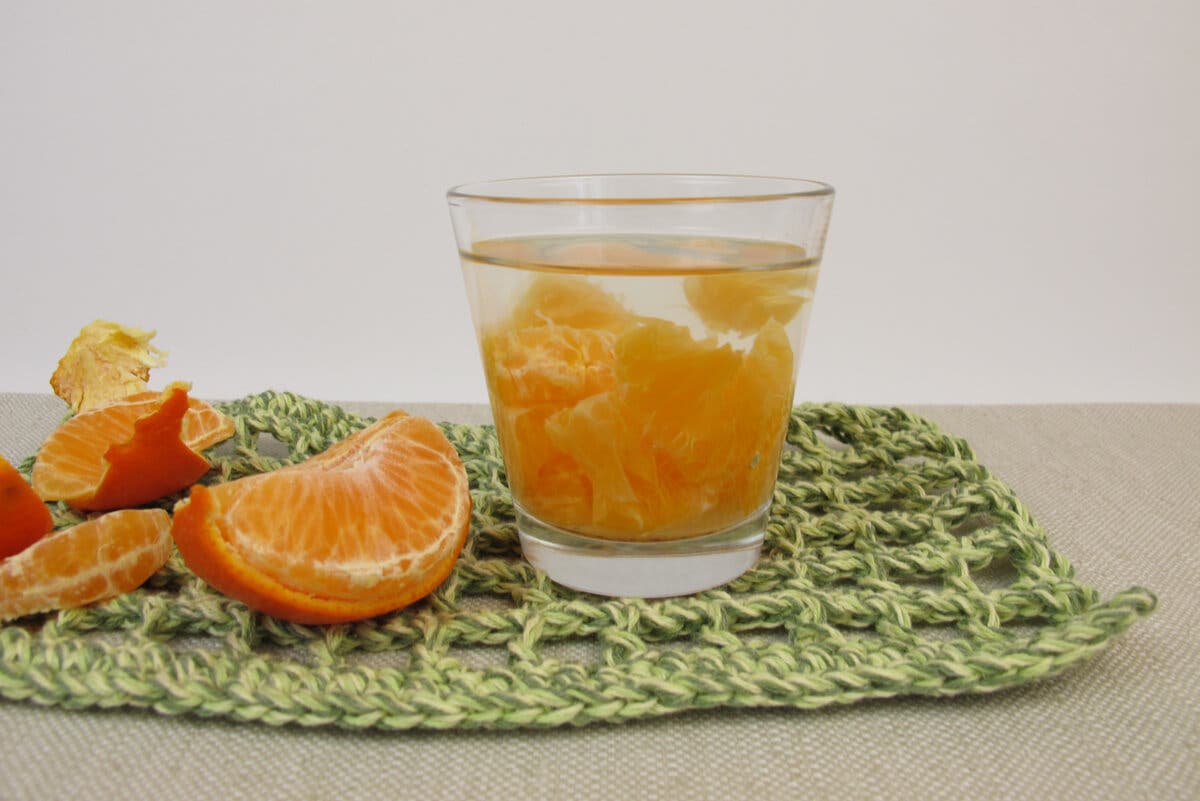Agua detox preparada con cítricos.