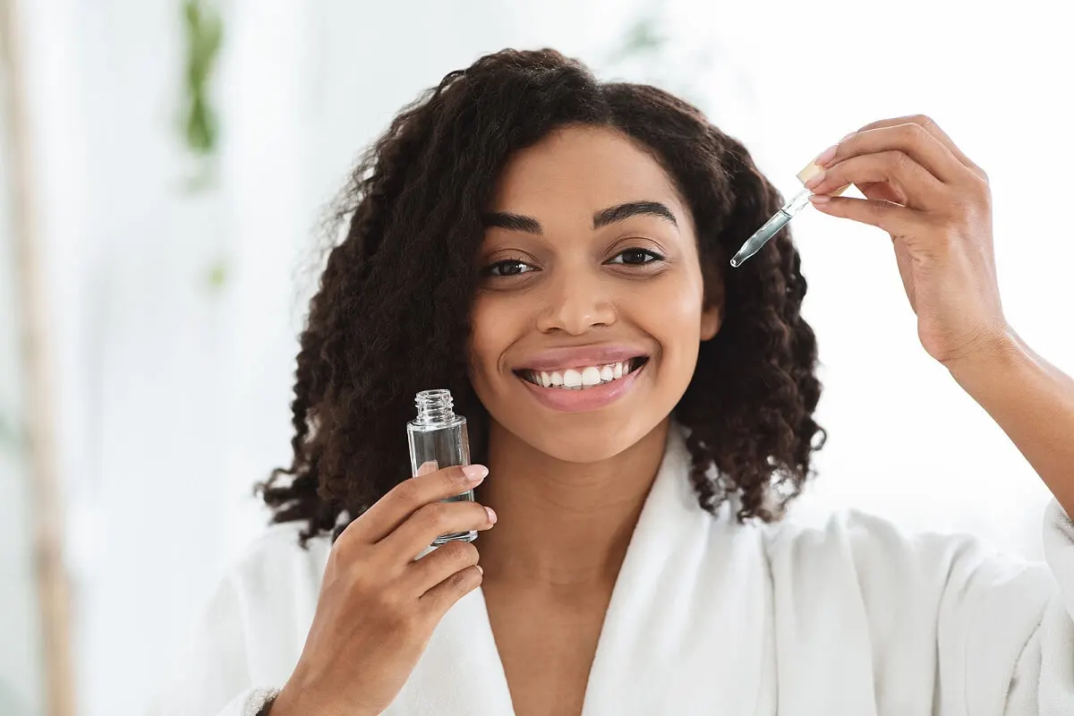 Cannabidiolöl - Frau mit Pipette