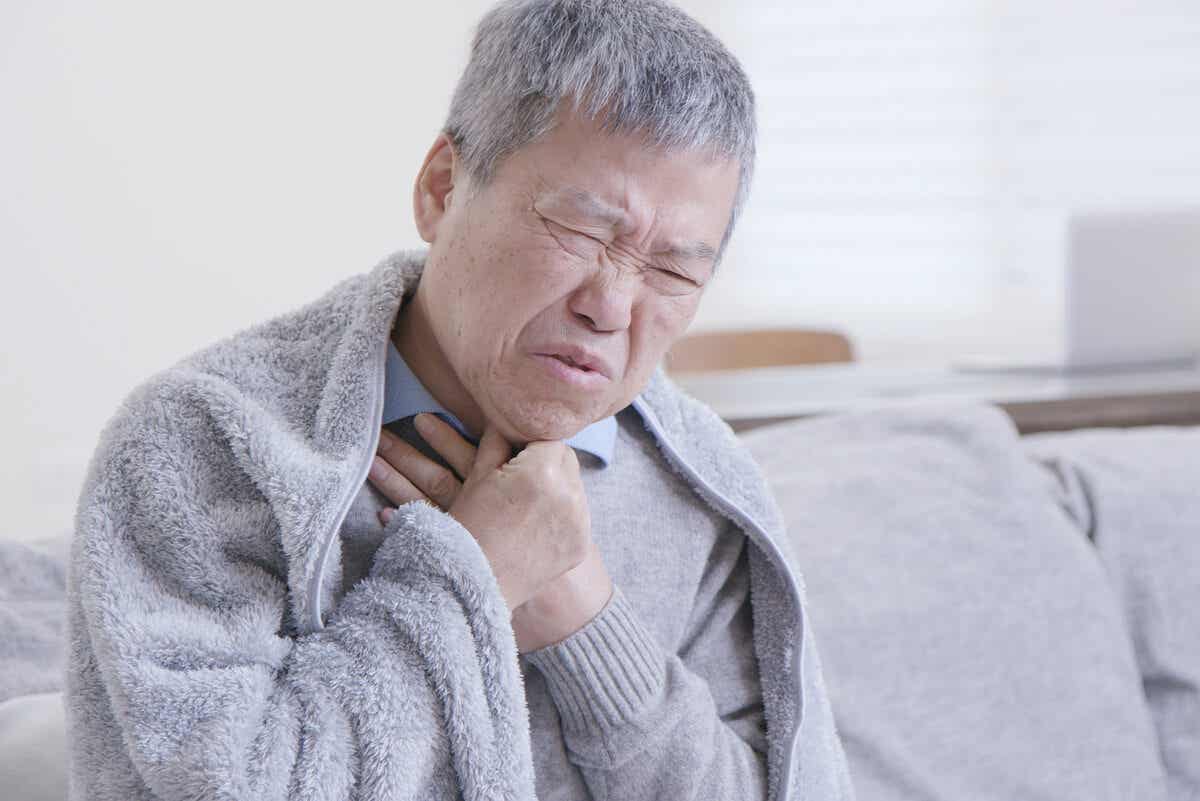 Dolor de garganta en adulto mayor con gripe.