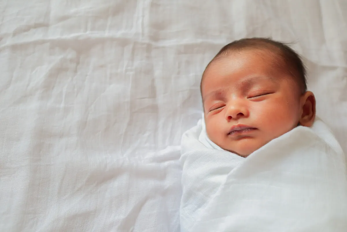 Niño envuelto para dormir.