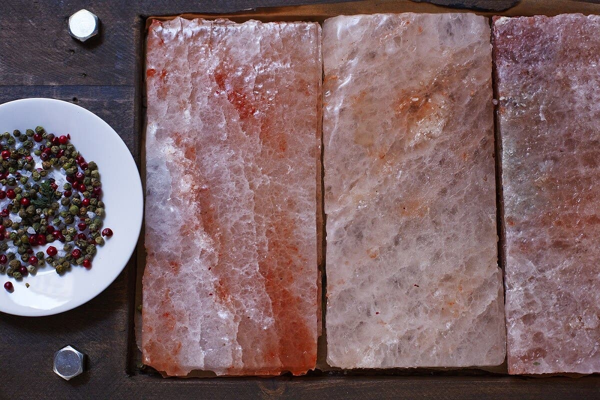 Beneficios de cocinar con el bloque de sal del Himalaya