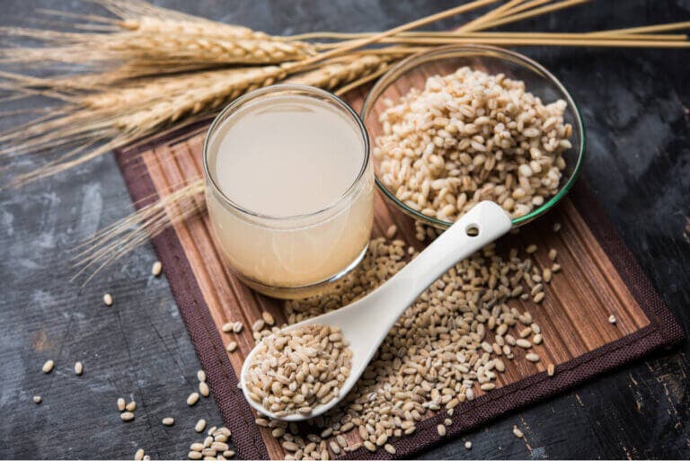 Agua de cebada: beneficios, contraindicaciones y receta