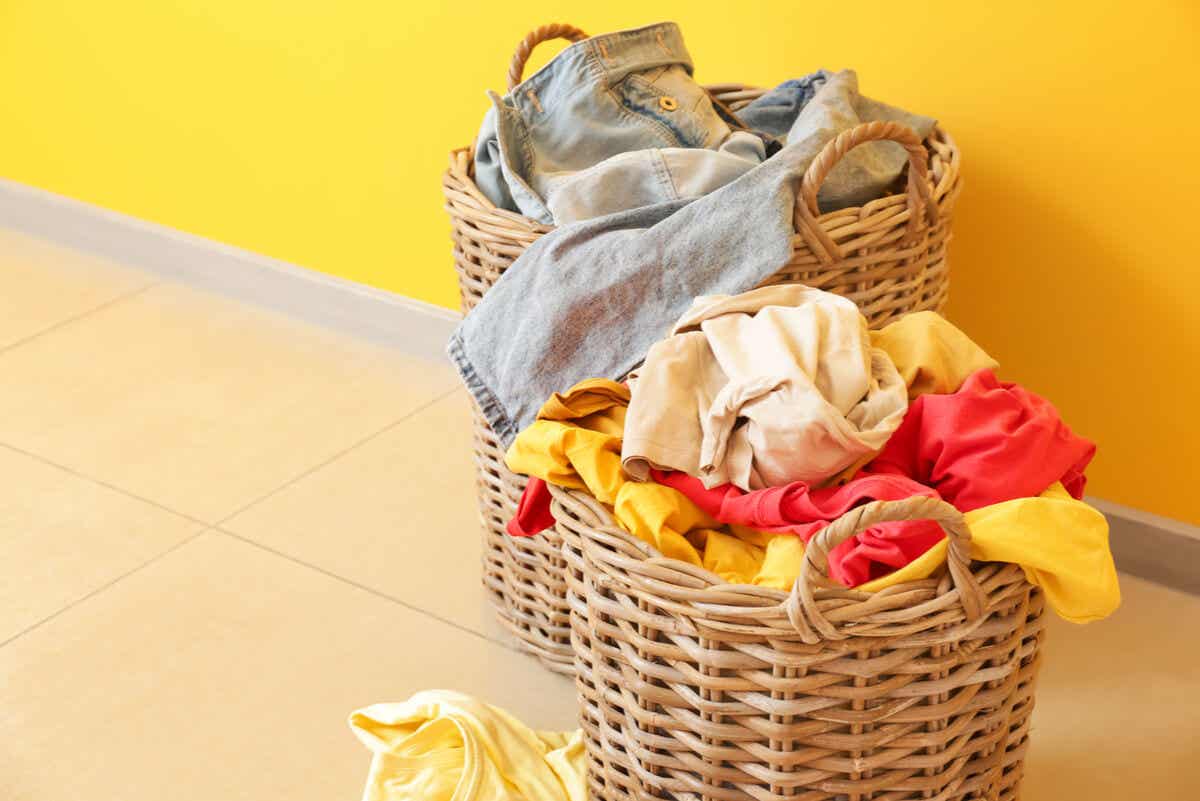 Organizar la ropa en cestos de basura para que laven las personas ocupadas.