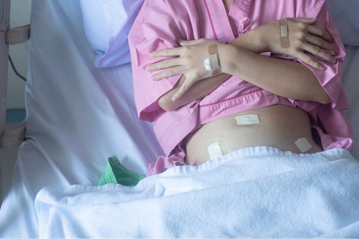 Vrouw met buikpijn in het ziekenhuis