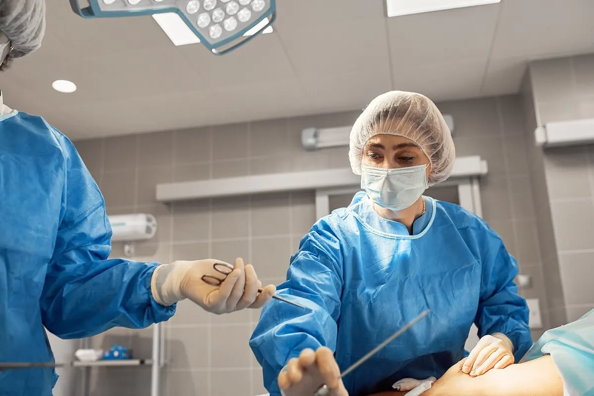 Cirurgia para alongar membros.