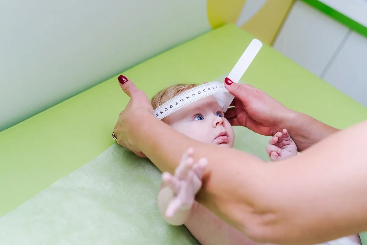 Idealgewicht für Kinder - ein Baby wird am Kopf vermessen