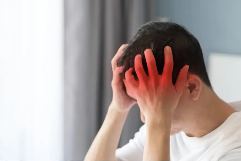 ¿Cuáles son los primeros síntomas de una meningitis?