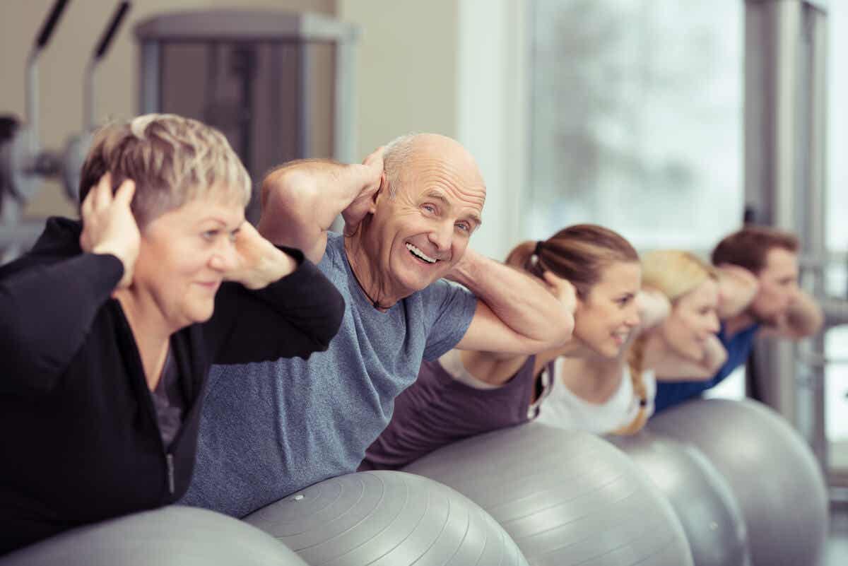 Exercice avec des amis dans la vieillesse.
