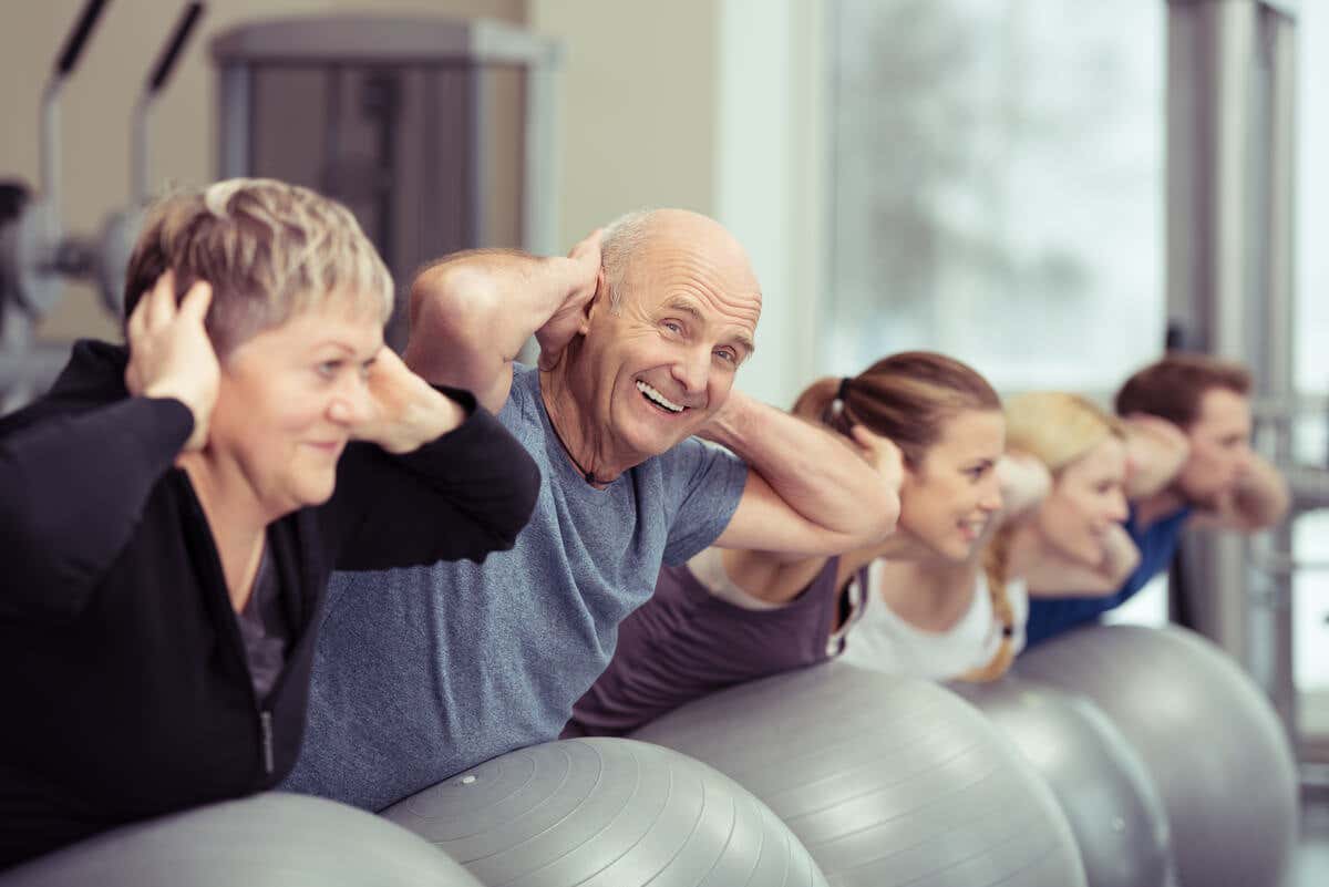 Ancianos hacen ejercicio en institución de cuidado.