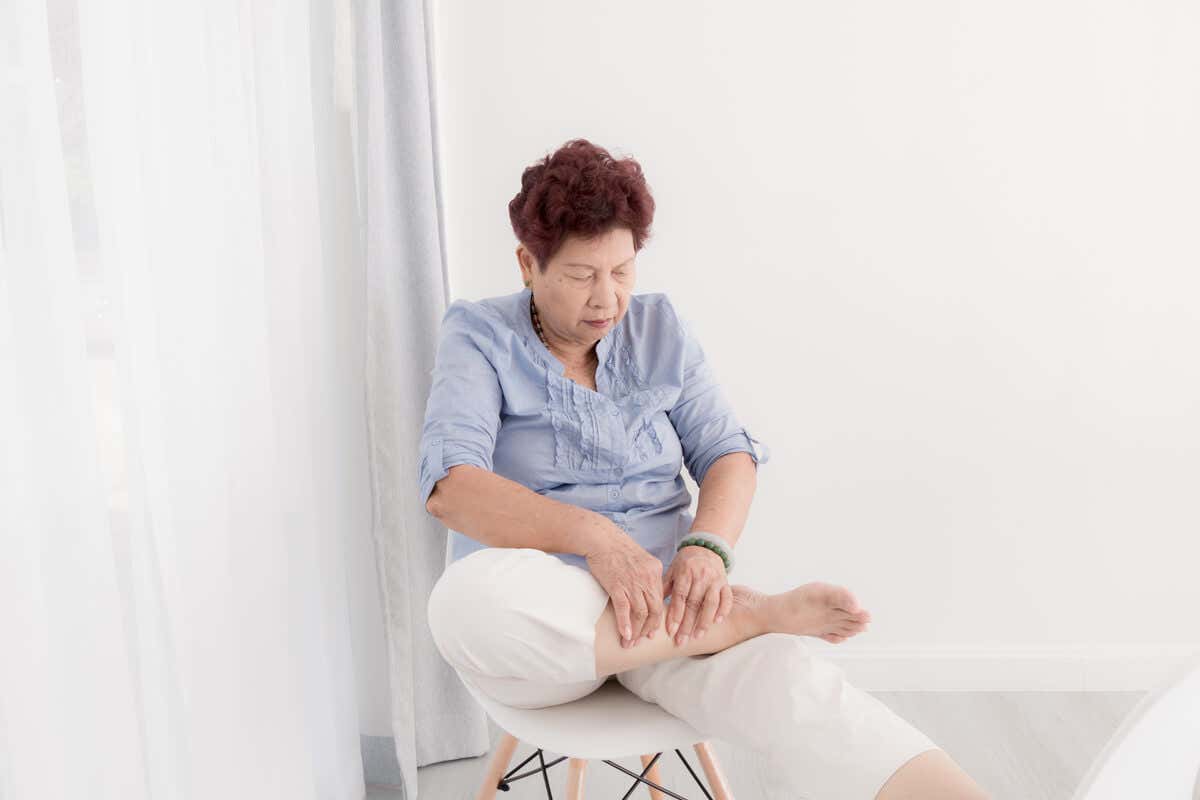 5 ejercicios de estiramiento para adultos mayores que puedes hacer con una silla