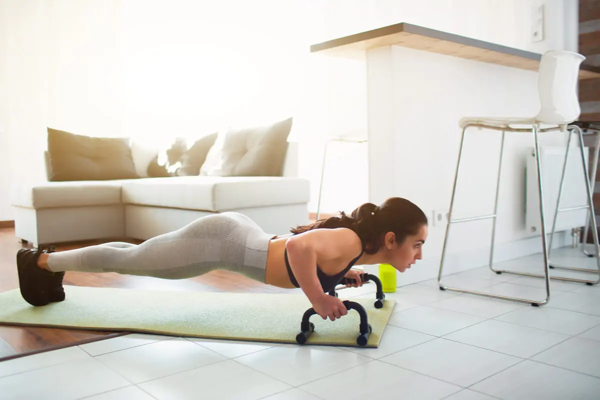 Uso de mancuernas para algunos tipos de flexiones.
