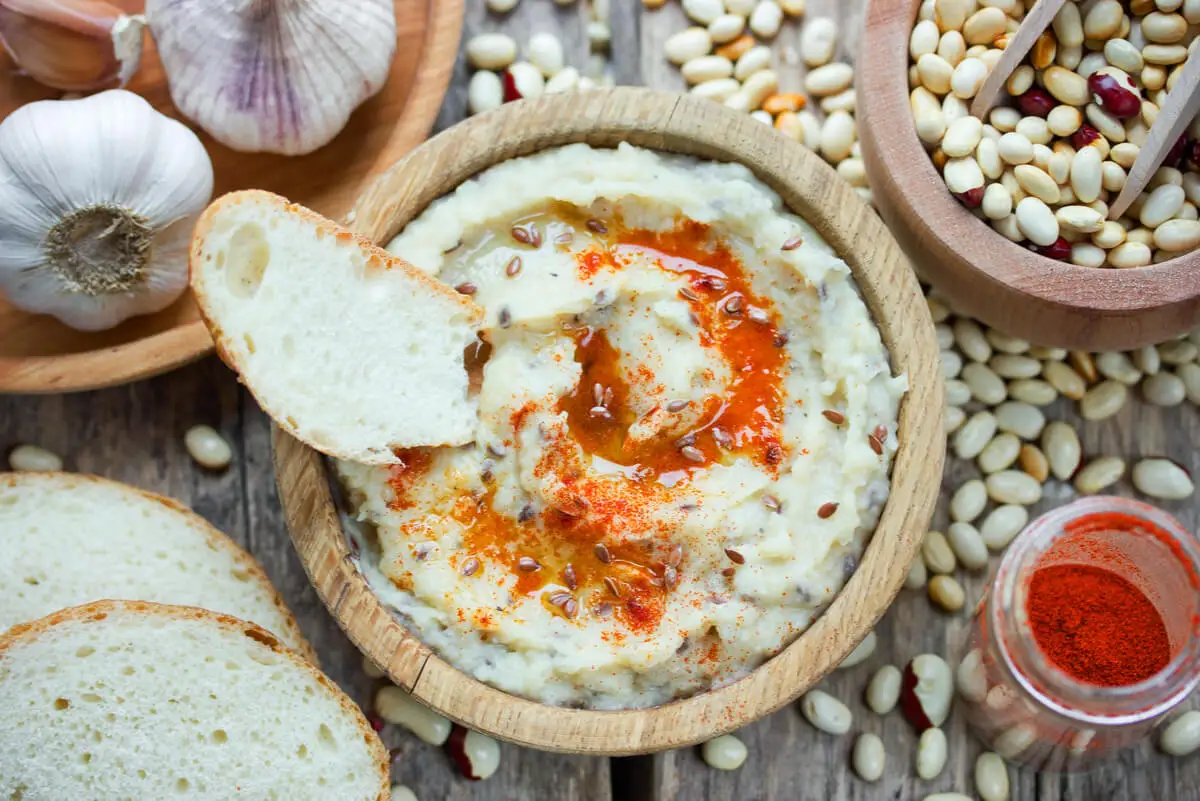 Hummus de frijoles blancos.