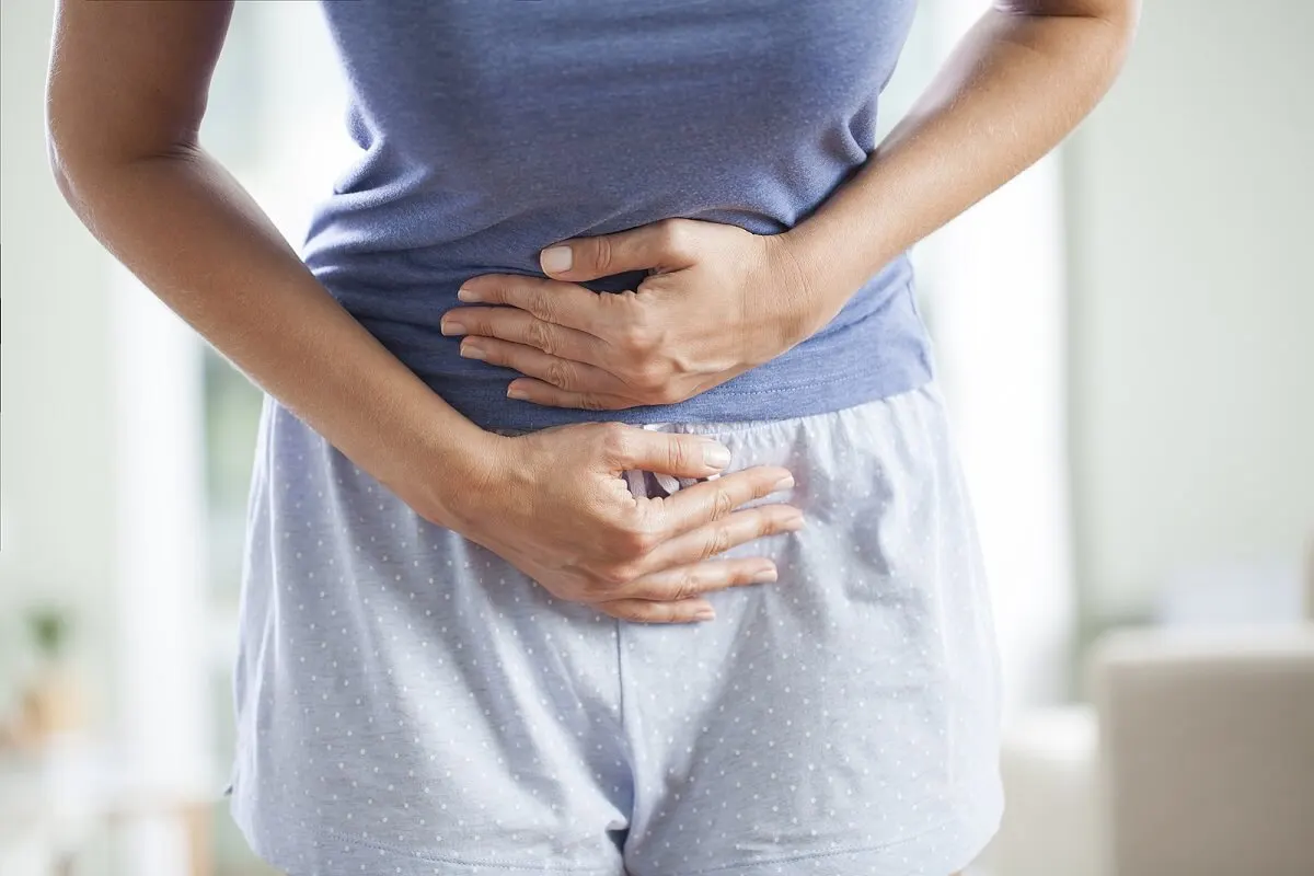 Kobieta cierpiąca na poporodowe nietrzymanie moczu