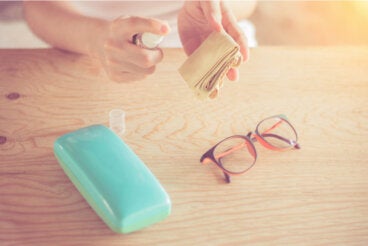 6 errores que debes evitar al limpiar tus gafas - Mejor con Salud