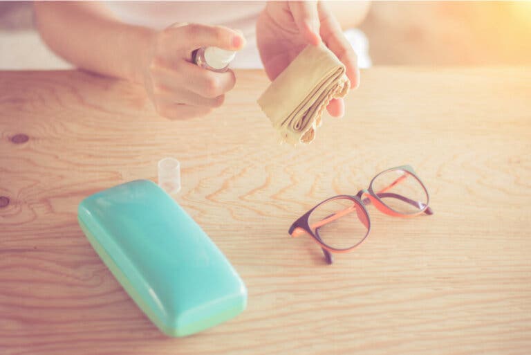 ¿Cómo hacer un limpiador de lentes casero?