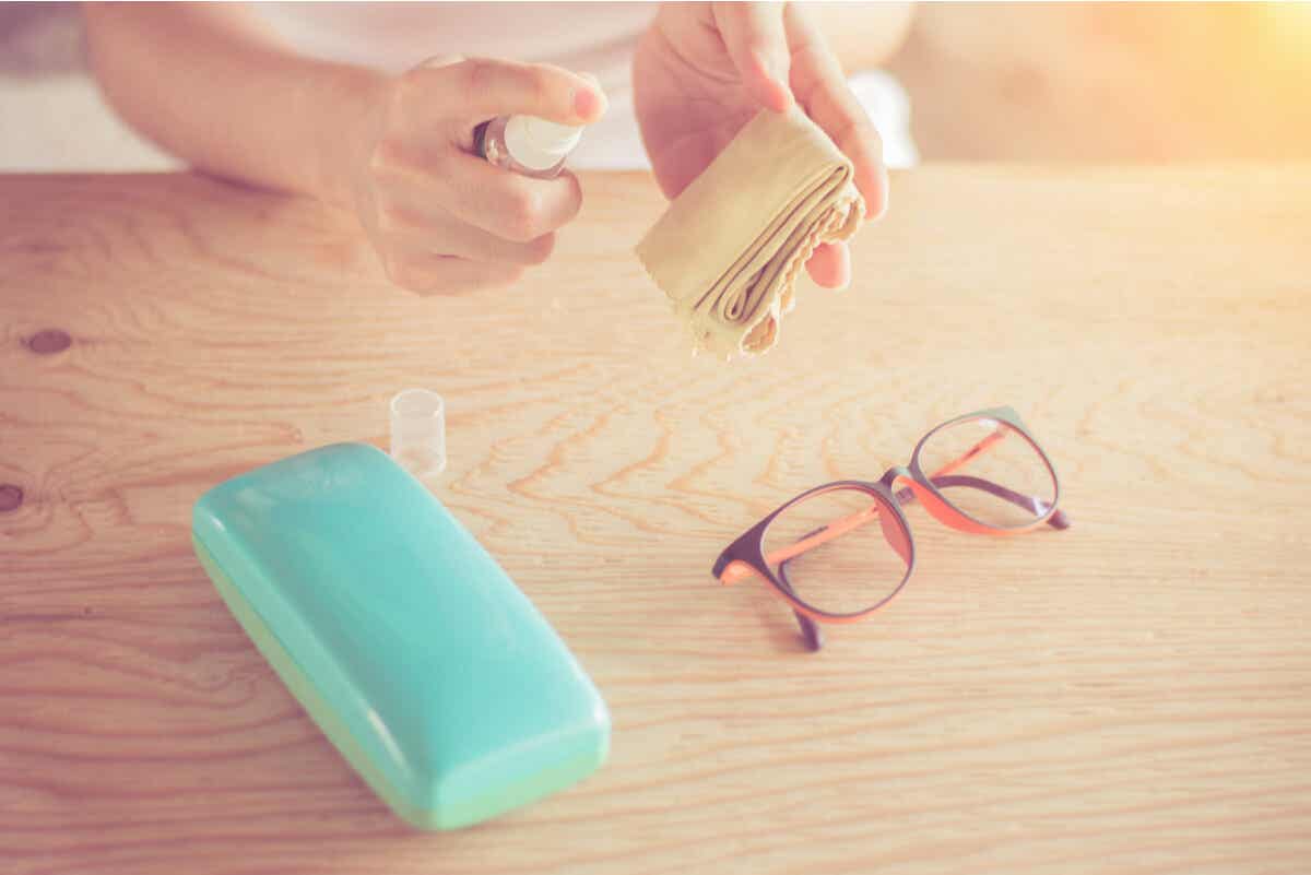 ¿Cómo hacer un limpiador de lentes casero?