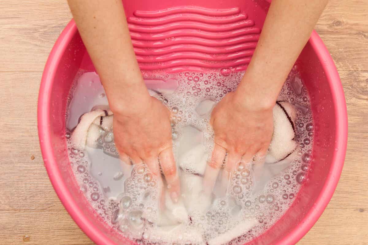 Lavado a mano de la ropa delicada.