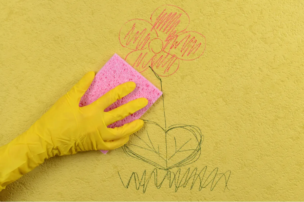Rayones en una pared que hay que limpiar.