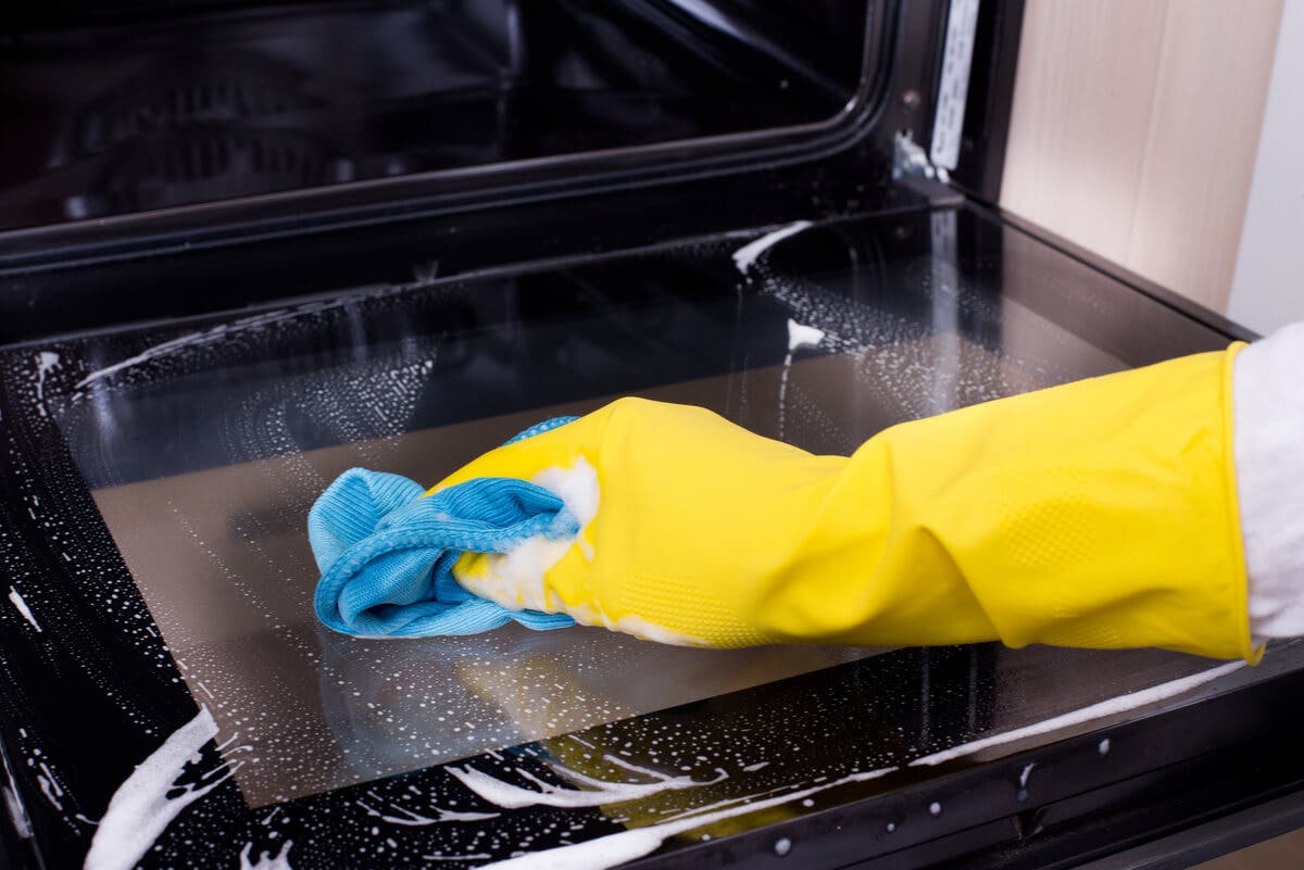 De oven direct schoonmaken