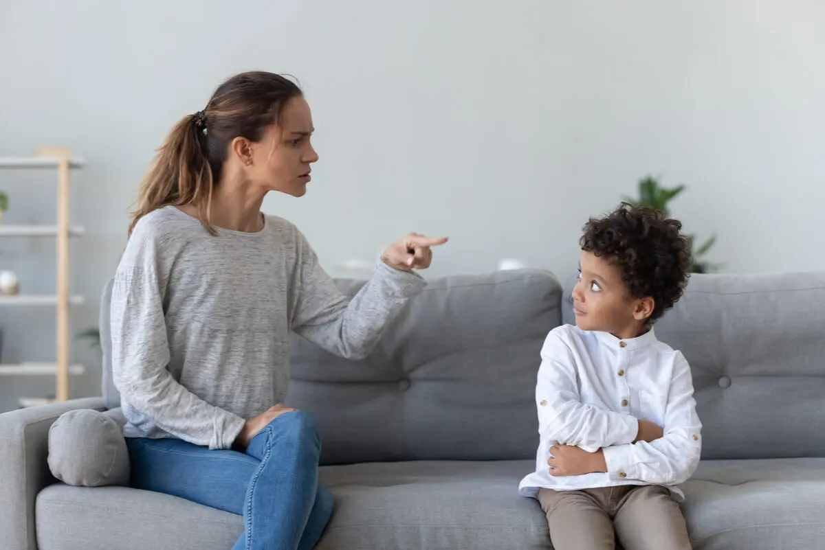 Communication devant un fils irrespectueux.