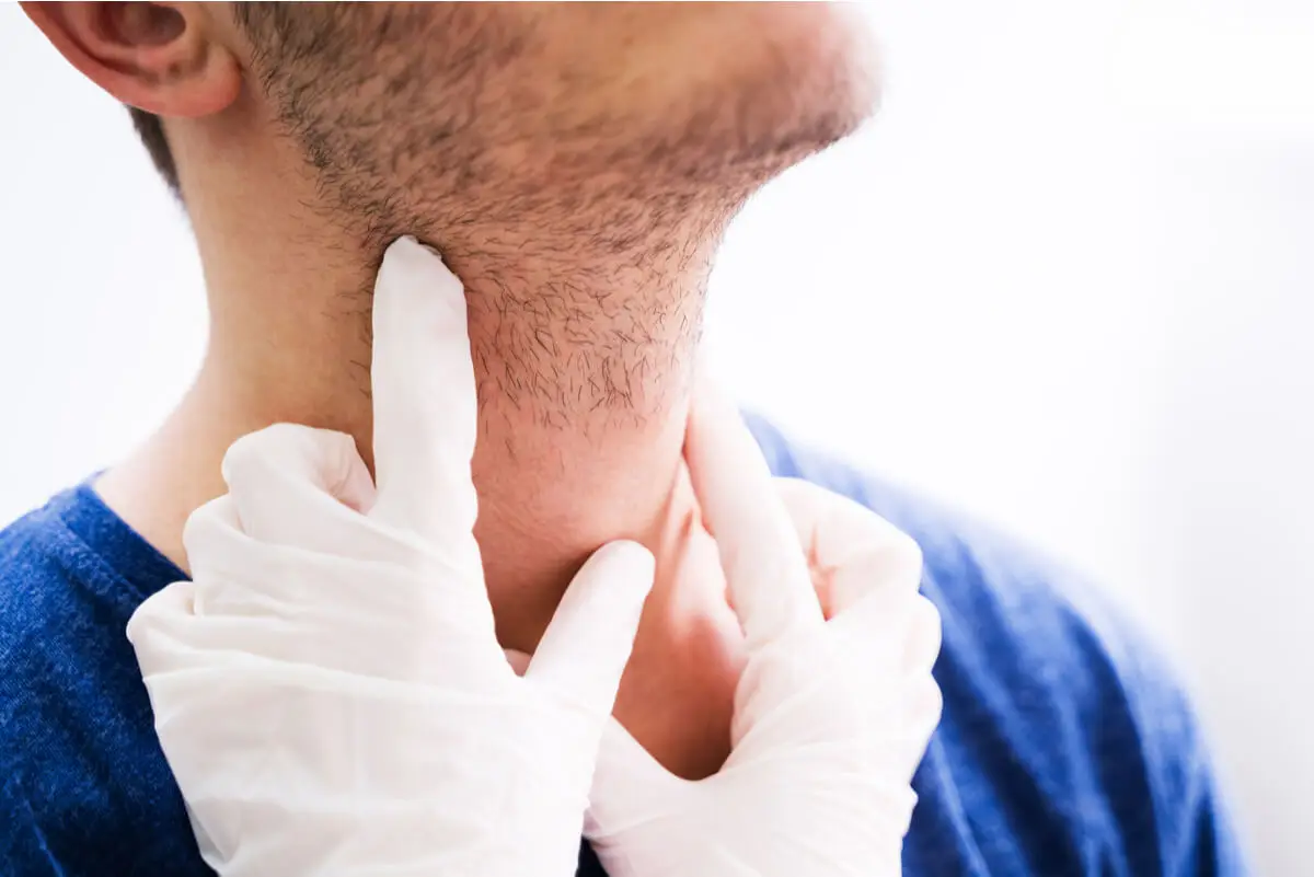 Exame médico para possível infecção das glândulas salivares.
