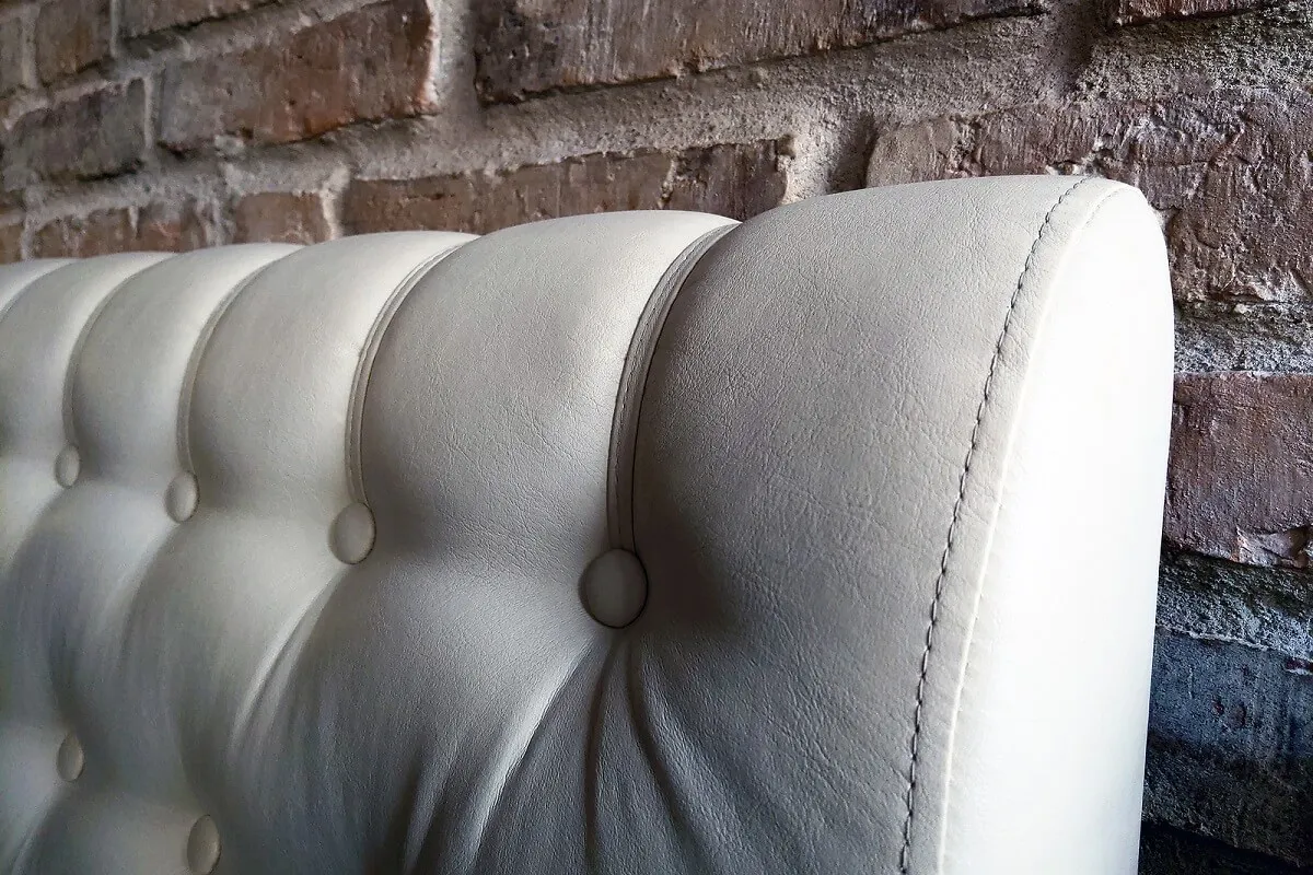 Muebles de cuero blanco.