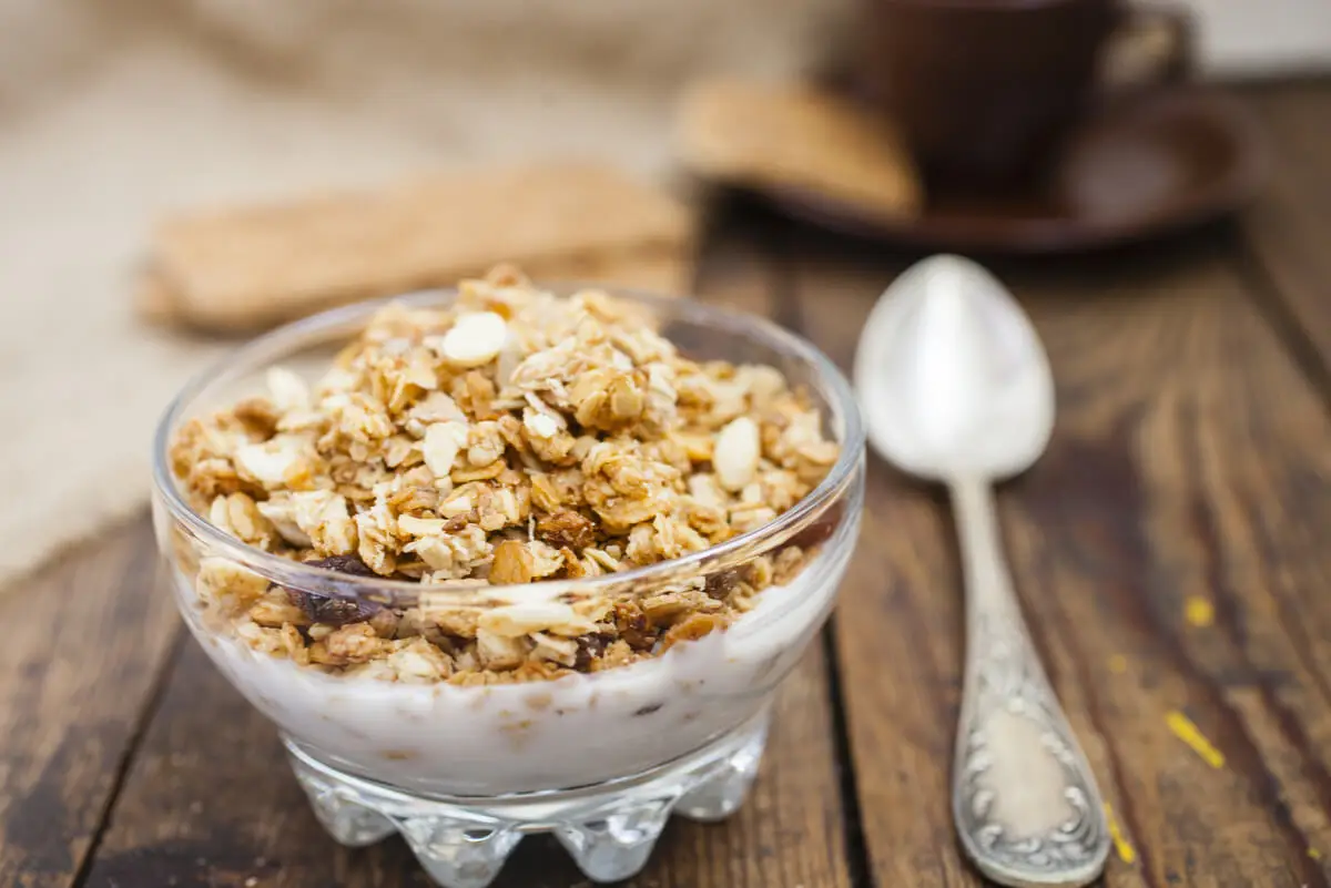 Muesli de frutos secos en yogur.
