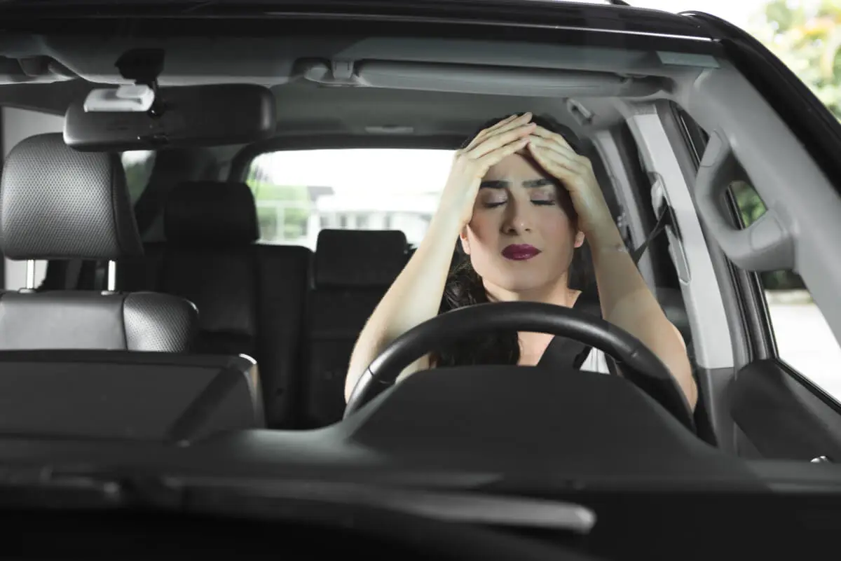 Fahrzeugrecycling - Frau im Auto