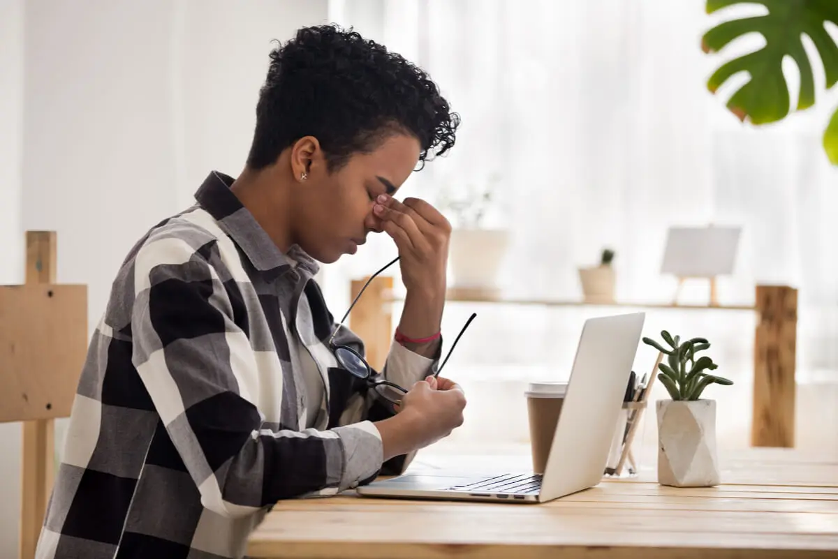 Mujer se adapta a los nuevos anteojos en el trabajo.
