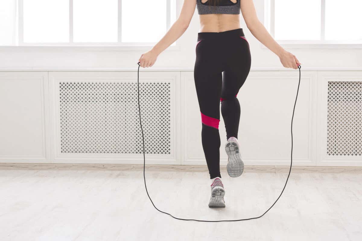 Alternar los pies en los ejercicios de cuerda.