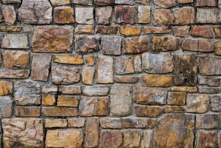 4 soluciones para limpiar paredes de piedra