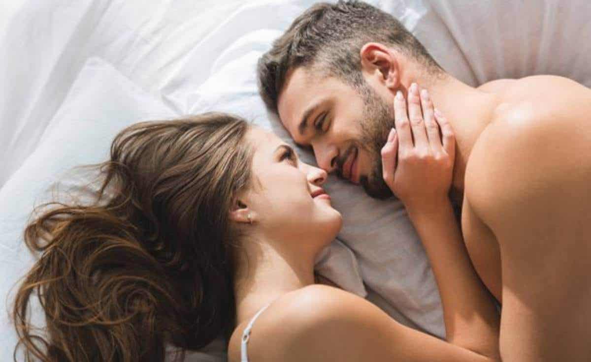 Pareja representando los beneficios de dormir con tu pareja.