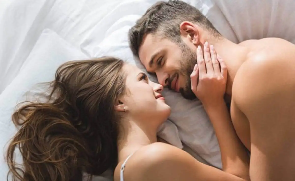 Pareja estimula el deseo.