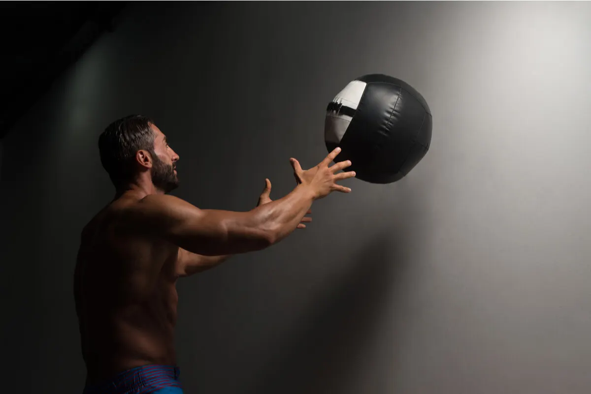 Hombre utiliza slam ball.