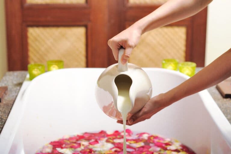 Baños de leche: beneficios, precauciones y consejos