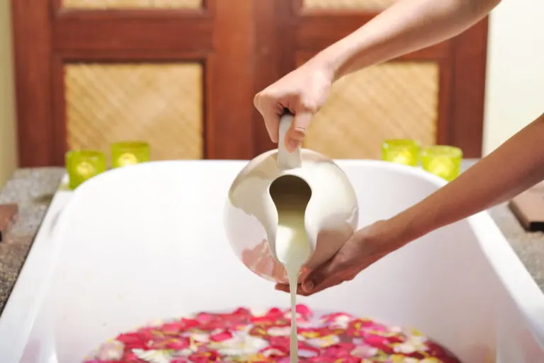 Baños de leche: beneficios, precauciones y consejos