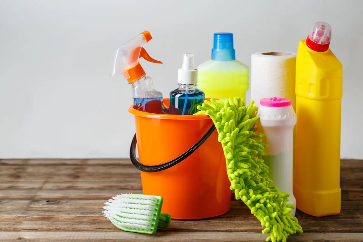 Productos químicos de limpieza para los suelos de mármol.